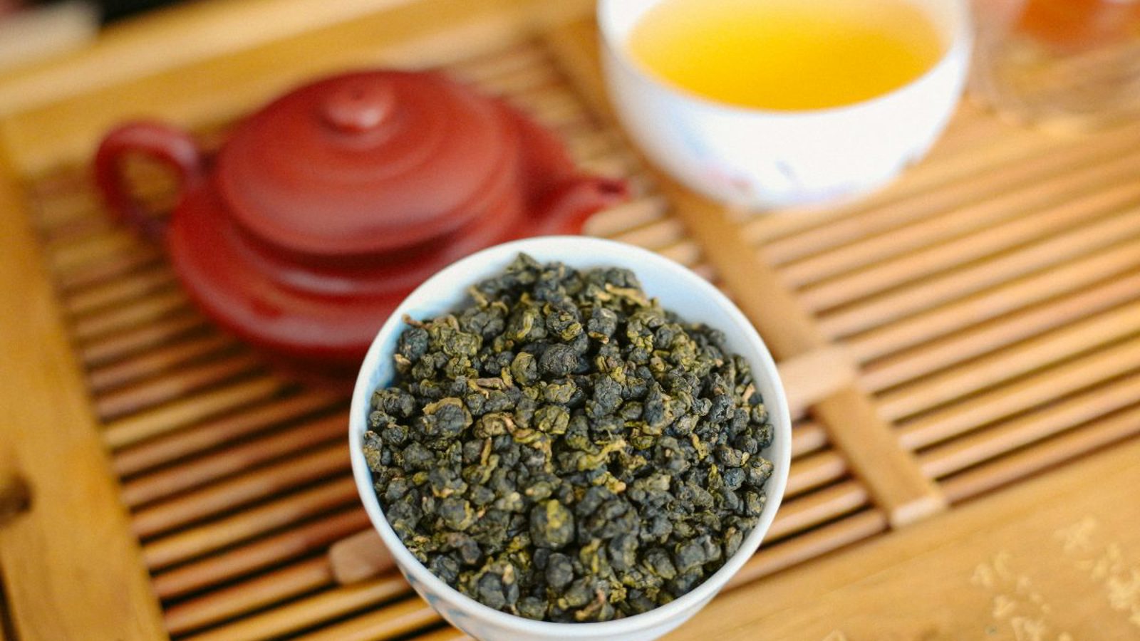 Trà làm quà biếu: chọn trà, ấm chén và phụ kiện thế nào cho tinh tế?