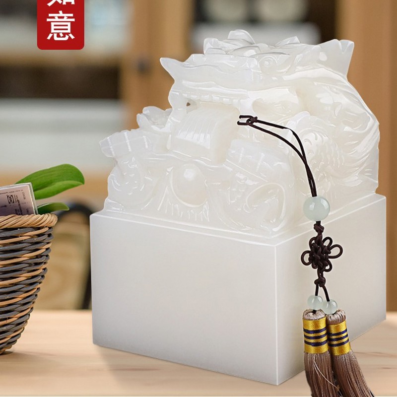 Con dấu hoàng gia khắc tên, làm bằng ngọc bích trắng tự nhiên